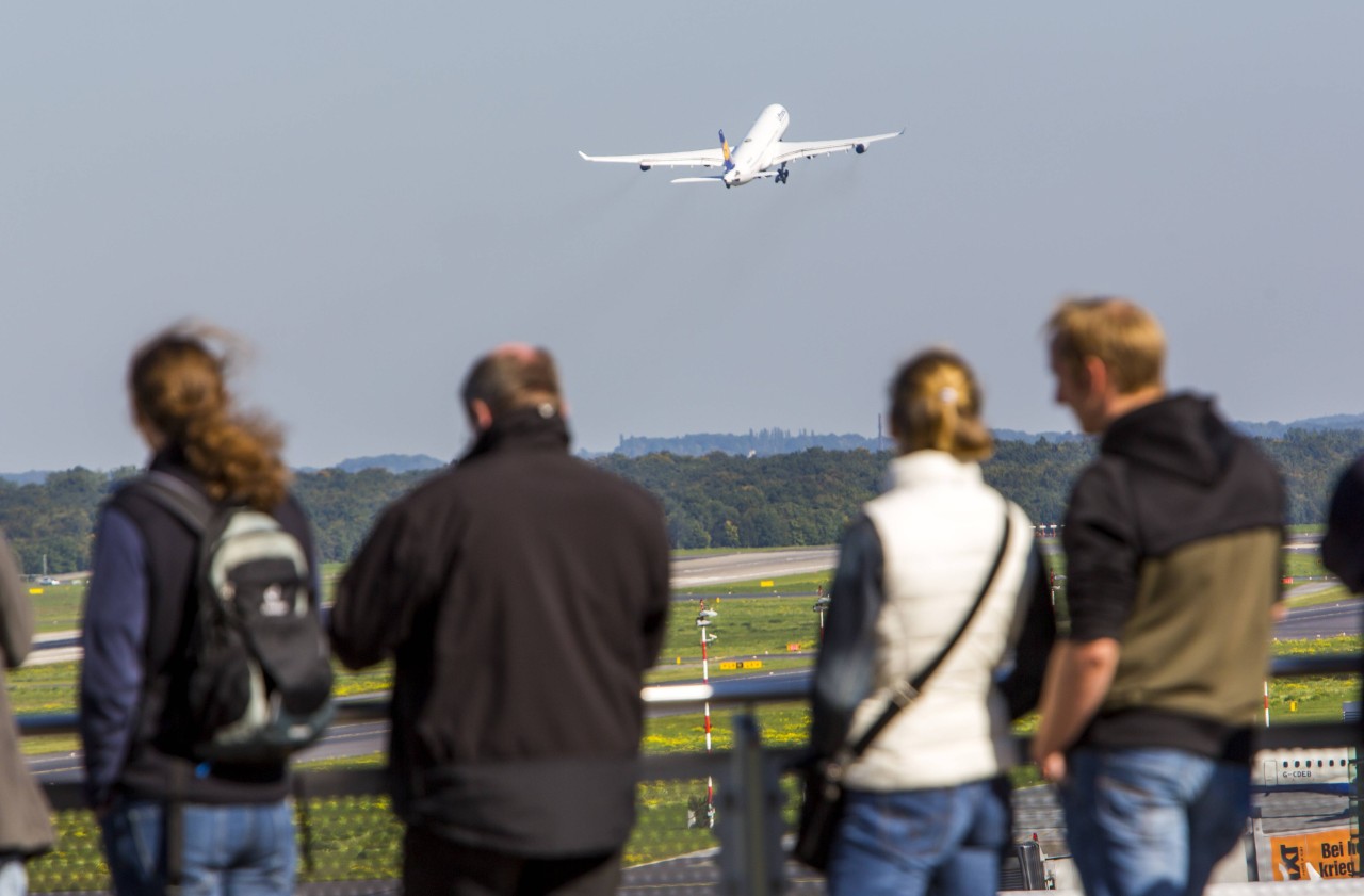 Der Blick von der Besucher-Terrasse am Flughafen Düsseldorf.