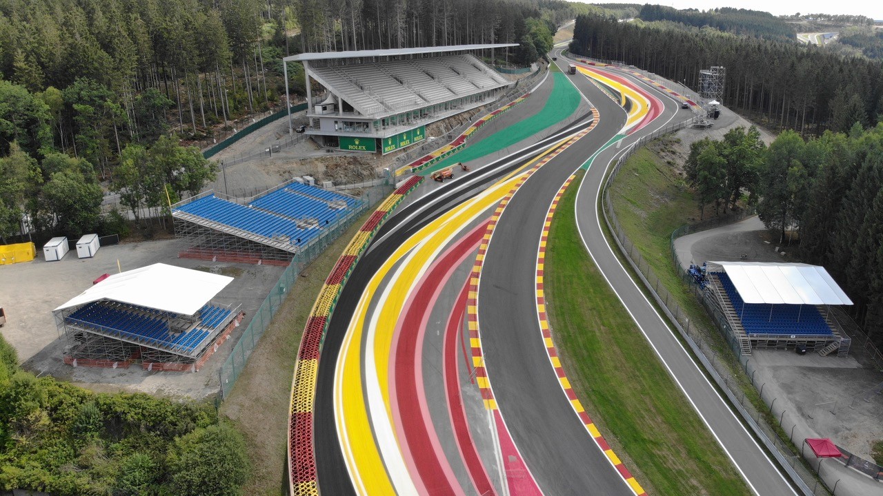 Formel 1: Ja, das ist wirklich die berühmte „Eau Rouge“. Formel 1: Ja, das ist wirklich die berühmte „Eau Rouge“.