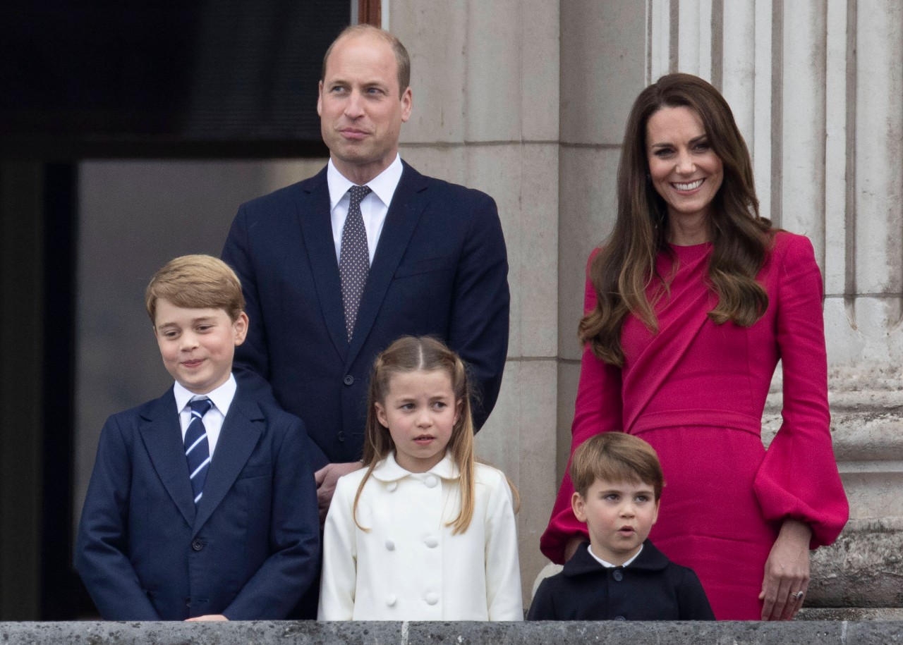 Gemeinsam mit Prinzessin Charlotte (m.) und Prinz Louis (r.) stieg Kate Middleton in die Economy Class.