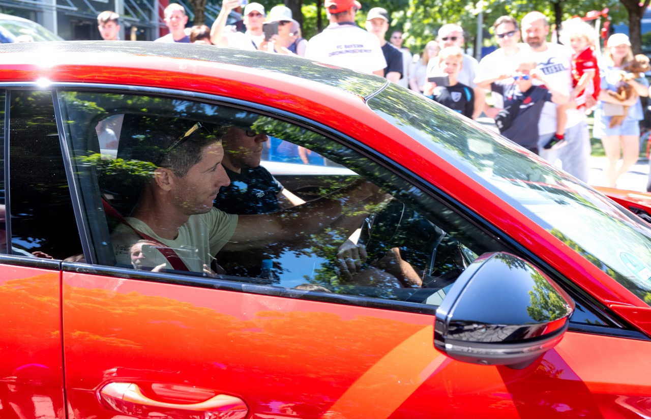 Robert Lewandowski hat ein letztes Mal die Geschäftsstelle des FC Bayern München verlassen. Robert Lewandowski hat ein letztes Mal die Geschäftsstelle des FC Bayern München verlassen.