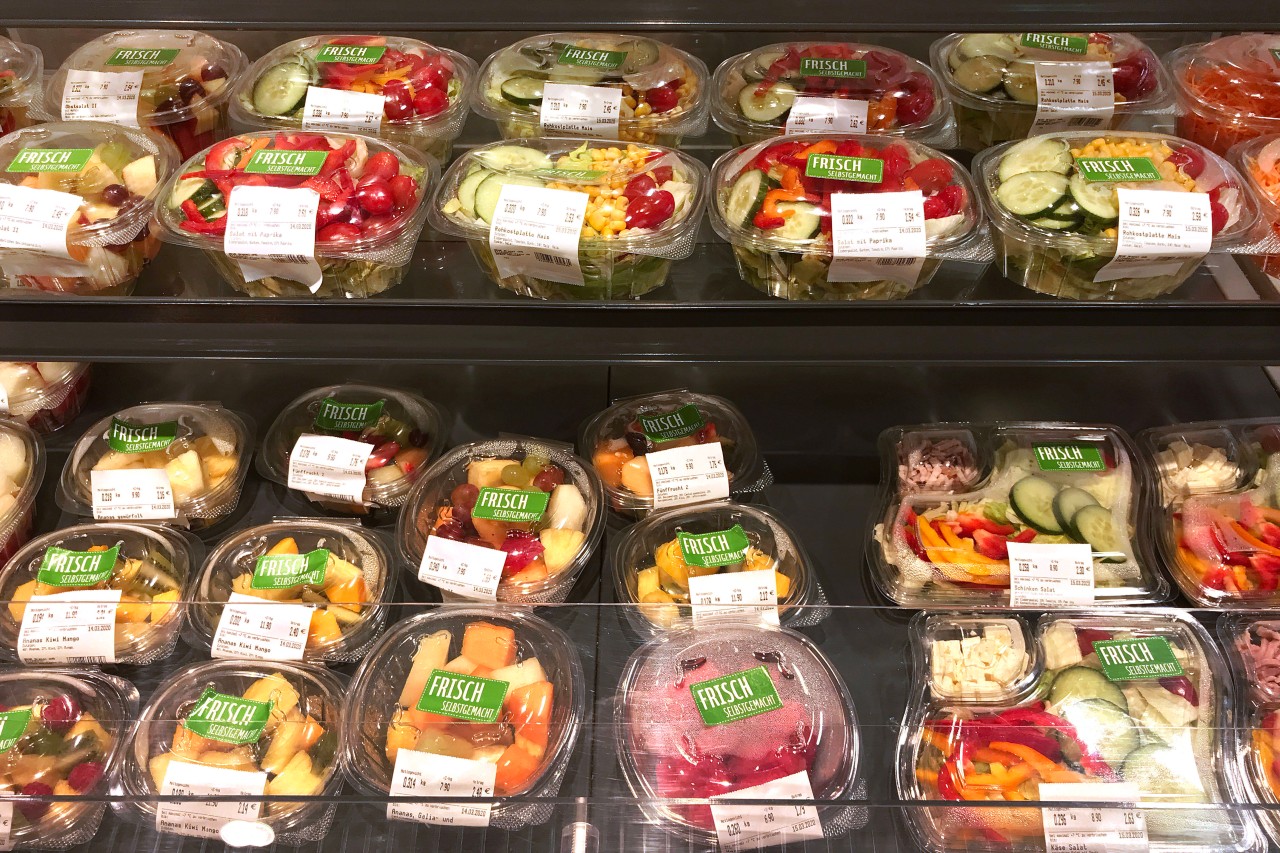 Rewe bietet Obst- und Gemüse-Snacks in Plastikverpackungen an.  