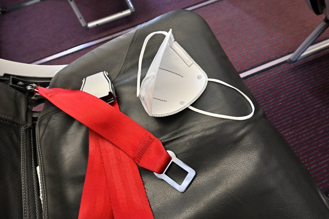 Bei Flügen mit der Lufthansa-Tochter Swiss kann man seine Maske scheinbar problemlos zur Seite legen. (Symbolbild)