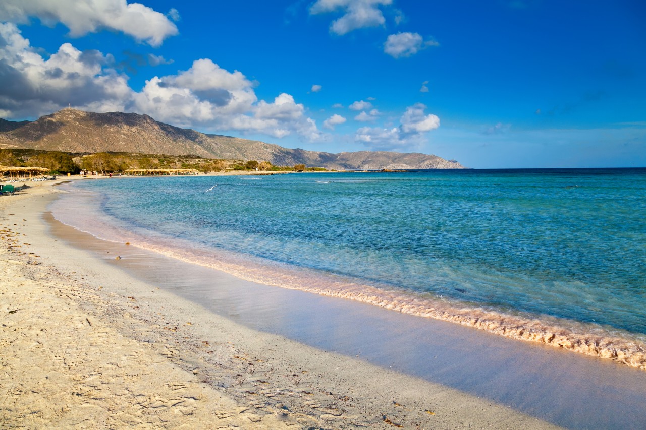 Der Strand von Elafonissi auf der Insel Kreta ist für viele Urlauber ein beliebtes Reiseziel.