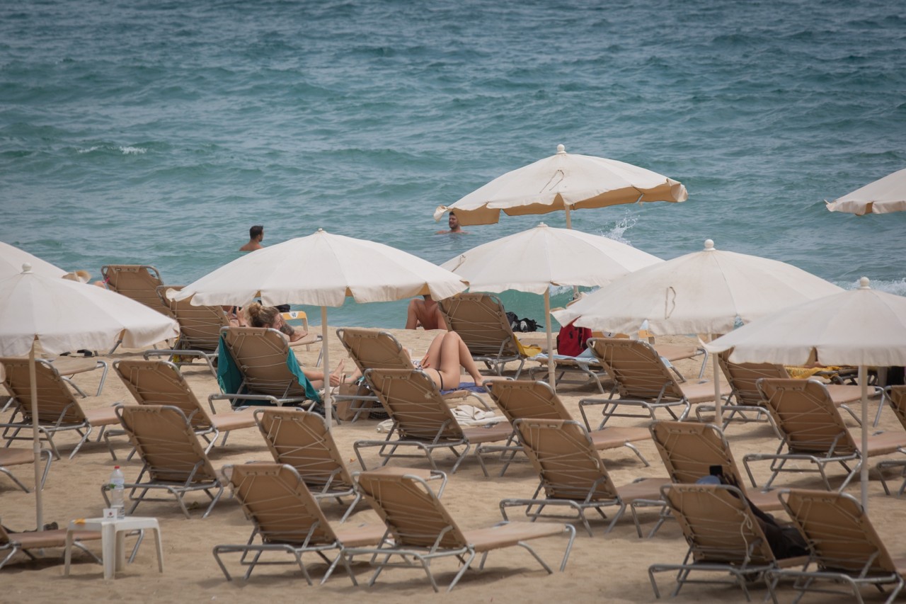 Urlaub in Spanien: Am Strand von Barcelona erlebte ein Tourist einen echten Alptraum – und das vor laufender Kamera. (Symbolbild)