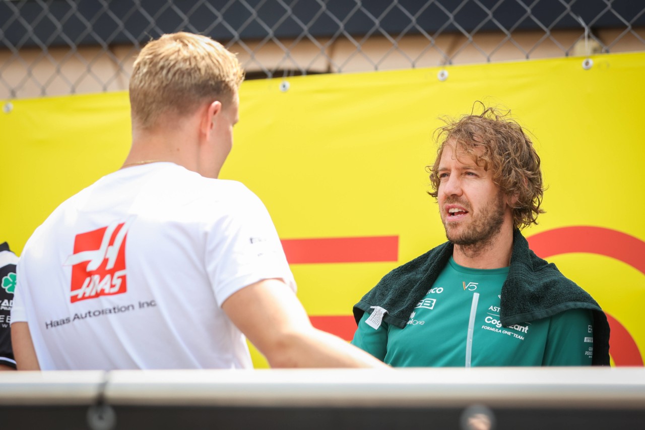 In der Formel 1 ist Sebastian Vettel (r.) Freund und Förderer von Mick Schumacher.