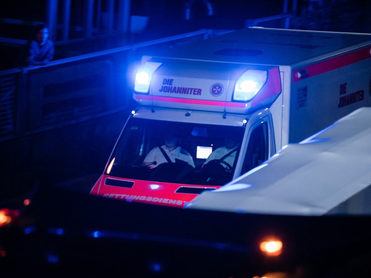 Ein Rettungswagen fährt bei Nacht über die A40.