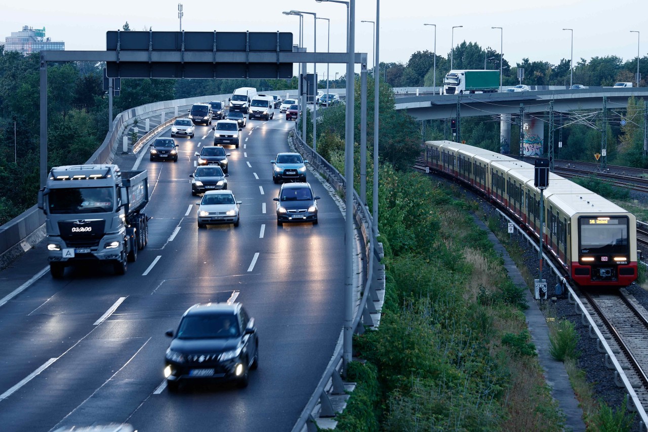 Auf der Autobahn 100 sorgten Klimaaktivisten im Juni 2022 für ein Verkehrschaos. (Archivbild)