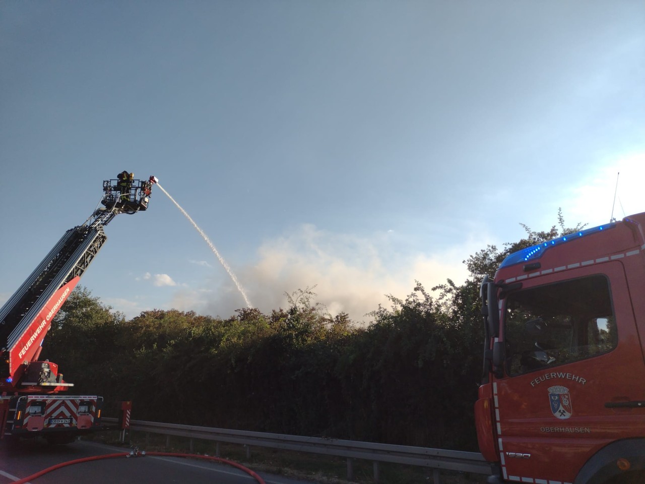 Die Feuerwehr Oberhausen löscht einen Brand nahe der A42.