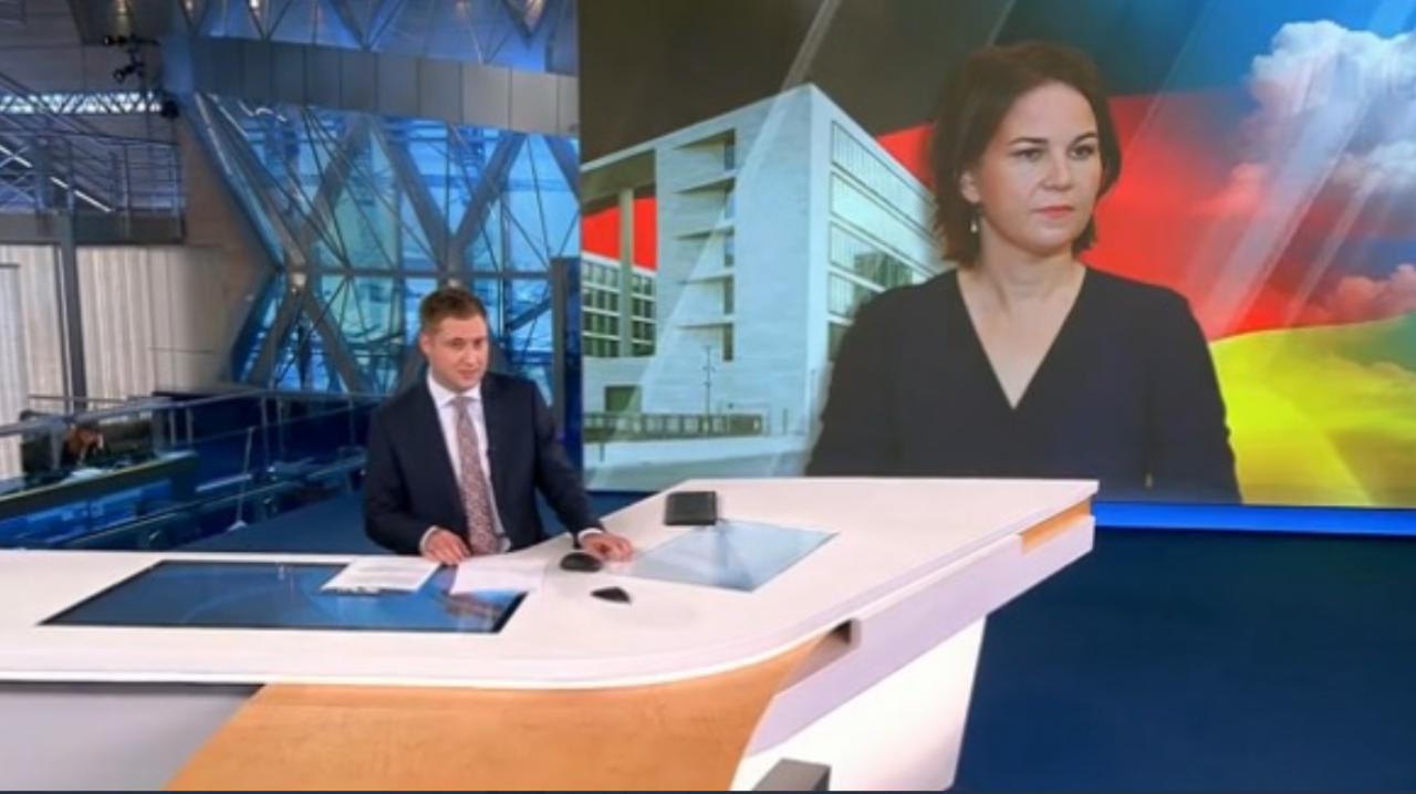 Propaganda im Perwy Kanal gegen Baerbock, dem russischen Staatsfernsehen. 