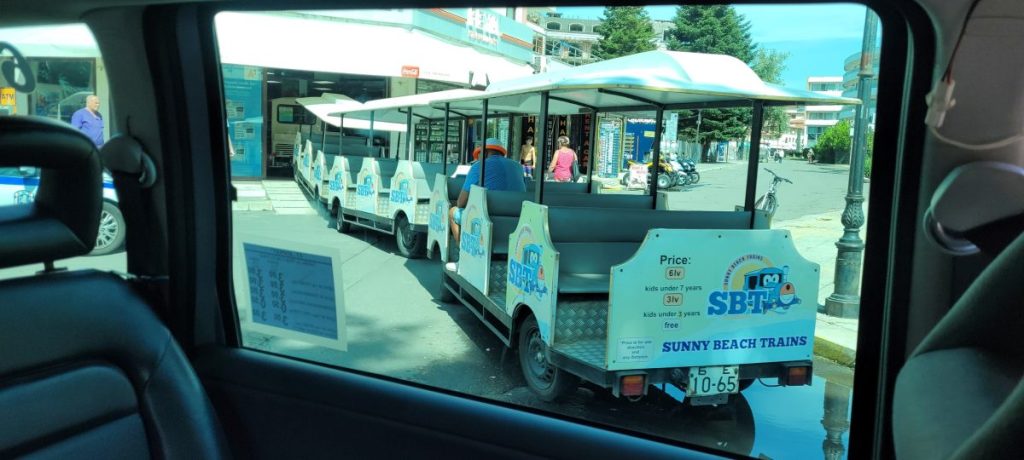 Urlaub am Sonnenstrand: Bimmelbahn fährt in Supermarkt.