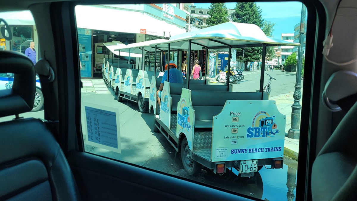 Urlaub am Sonnenstrand: Bimmelbahn fährt in Supermarkt.