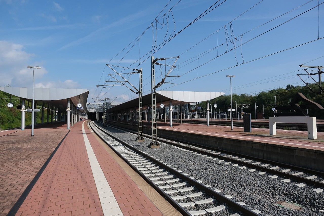 Wegen eines kleinen Fehlers einer Reisenden am Bahnhof Kassel-Wilhelmshöhe hatten fünf Züge der Deutschen Bahn Verspätung. (Symbolbild)