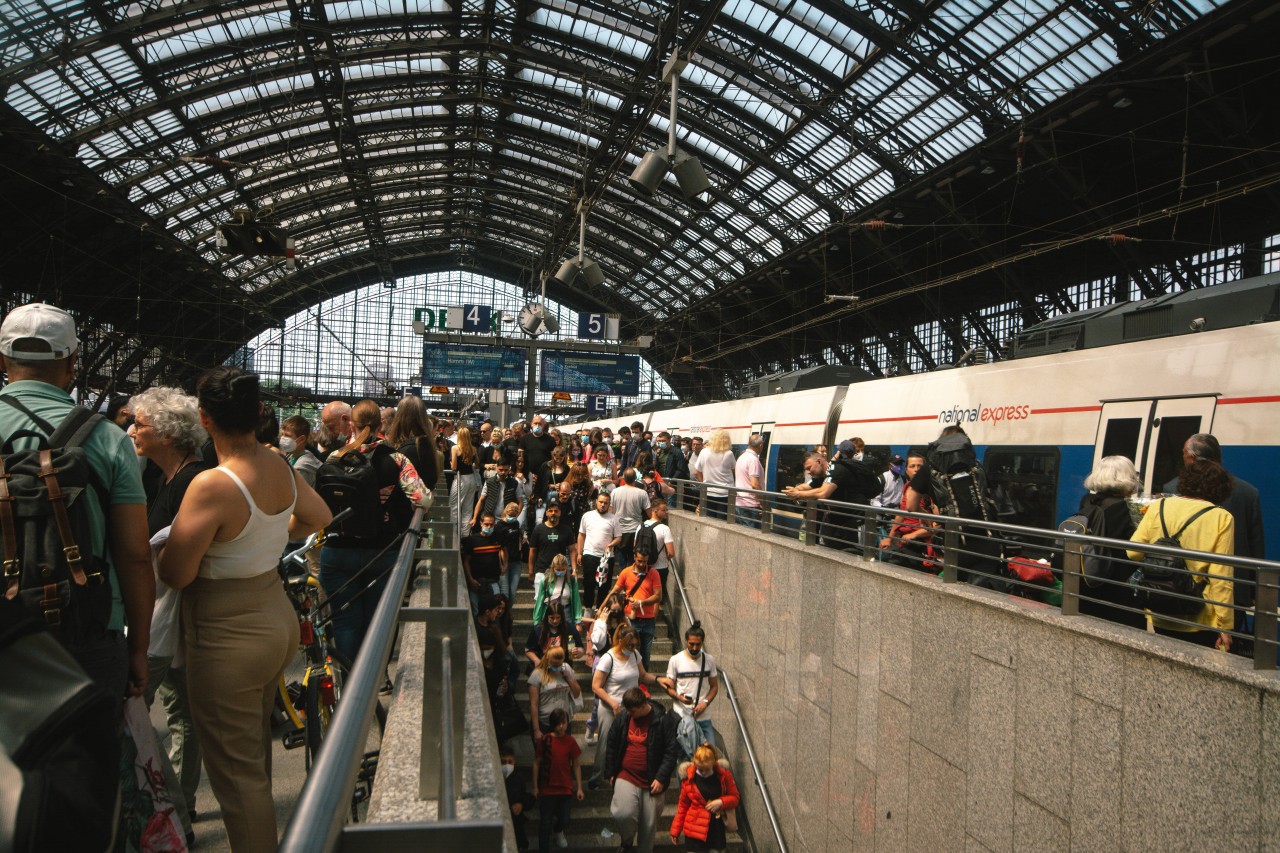 Deutsche Bahn in NRW: Am Kölner Hauptbahnhof herrscht am Donnerstag Chaos. (Symbolbild)
