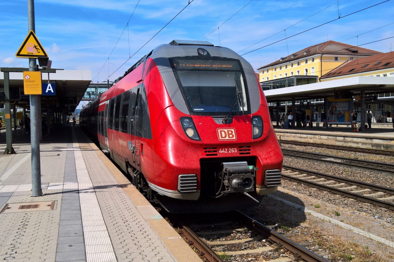 Deutsche Bahn in NRW: Eine Frau soll Reisende im Zug gebissen haben. (Symbolbild)