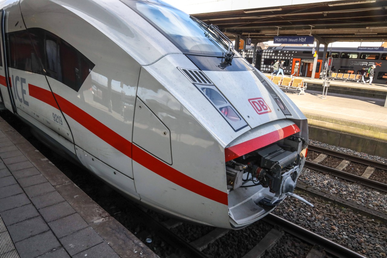 Ein ICE der Deutschen Bahn ist am Donnerstagabend in Hamm steckengeblieben. (Symbolbild)