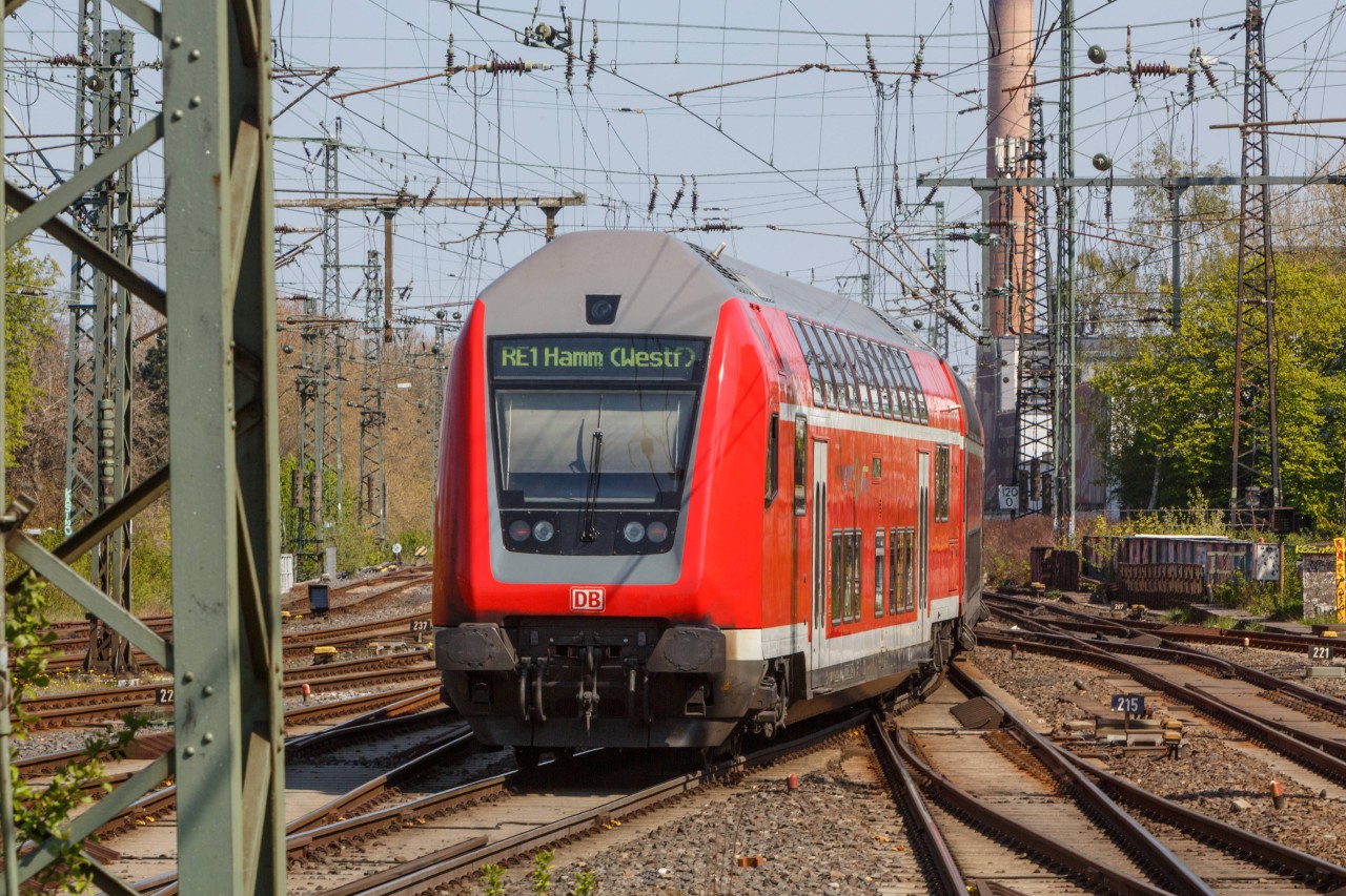 Deutsche Bahn in NRW: Eine 13-Jährige wurde von einen Mann in einem RE sexuell belästigt. (Symbolbild)