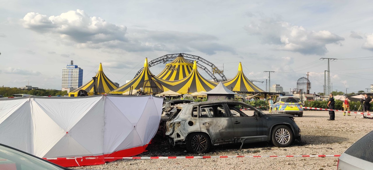 Duisburg: Ein Auto ist durch den Flugzeugabsturz völlig ausgebrannt.