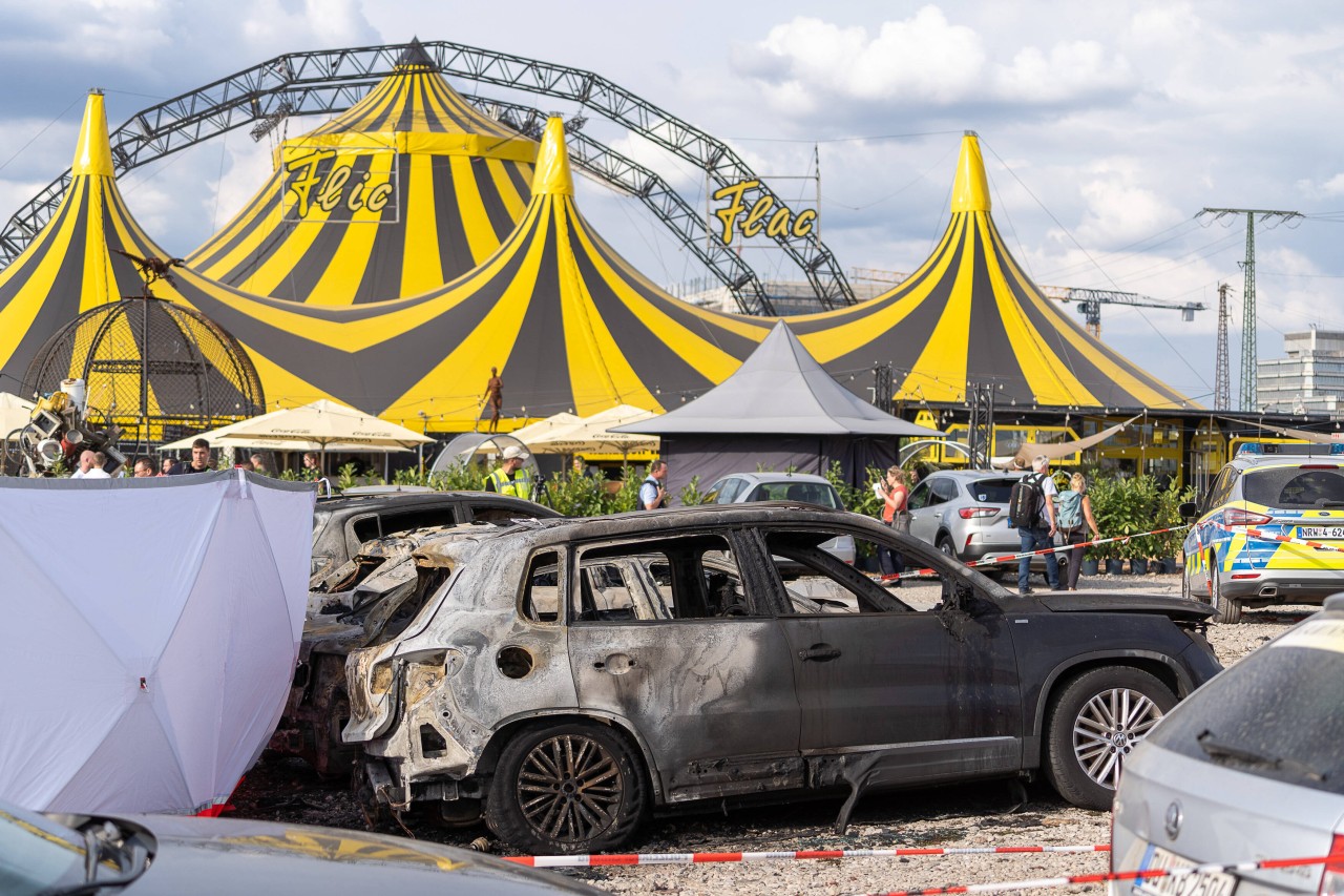 Nach dem Flugzeugabsturz in Duisburg berichtet Augenzeugen vom heldenhaften Handeln des verstorbenen Piloten. 