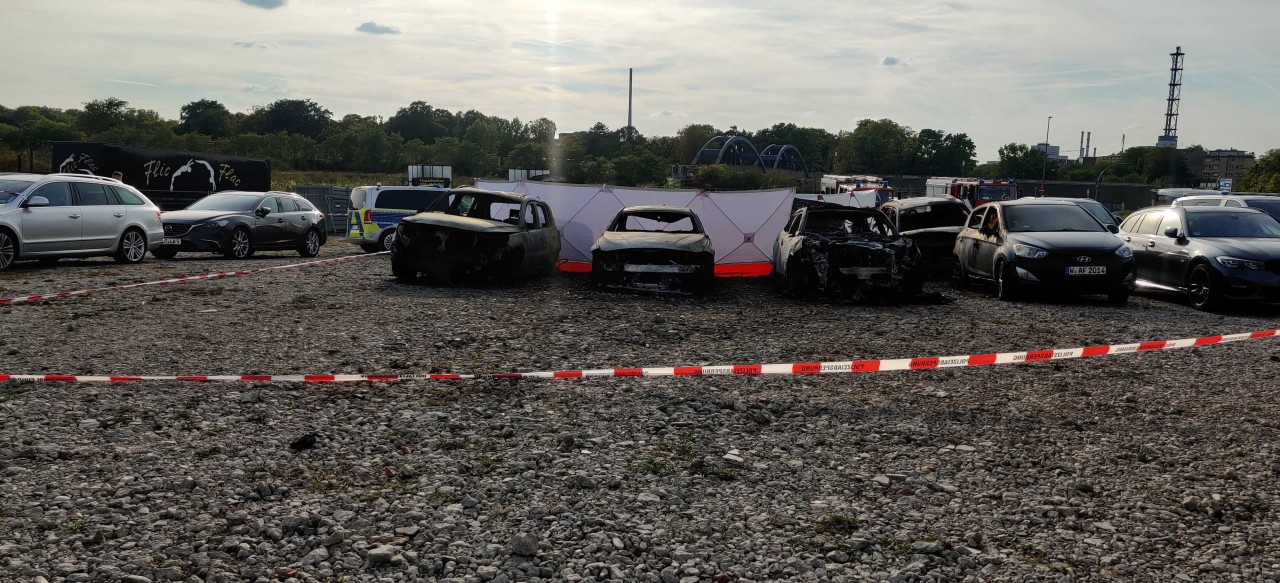 Duisburg: Hier sieht man, wie zahlreiche Fahrzeuge durch das Feuer zerstört worden sind.