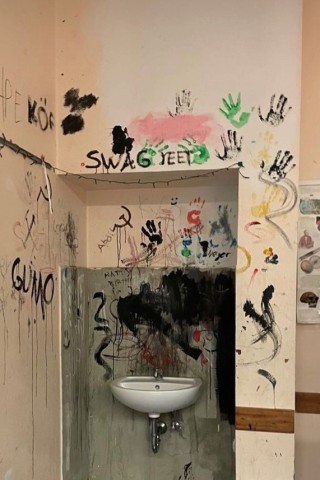 Dieser Kunstraum am Theodor-Heuss-Gymnasium in Essen sollte gereinigt werden. Dieser Kunstraum am Theodor-Heuss-Gymnasium in Essen sollte gereinigt werden.