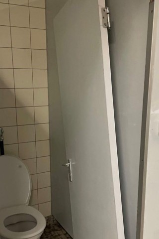 Essen: Die Tür dieser WC-Kabine am THG ist aus der Verankerung gerissen worden. Essen: Die Tür dieser WC-Kabine am THG ist aus der Verankerung gerissen worden.