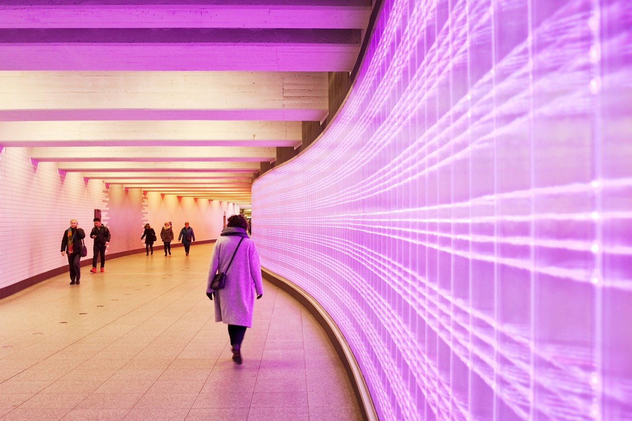 In Essen schaltet die Ruhrbahn die bunt leuchtende LED-Wand in der Passerelle im Untergeschoss des Hauptbahnhofs ab September ab. (Archivbild)