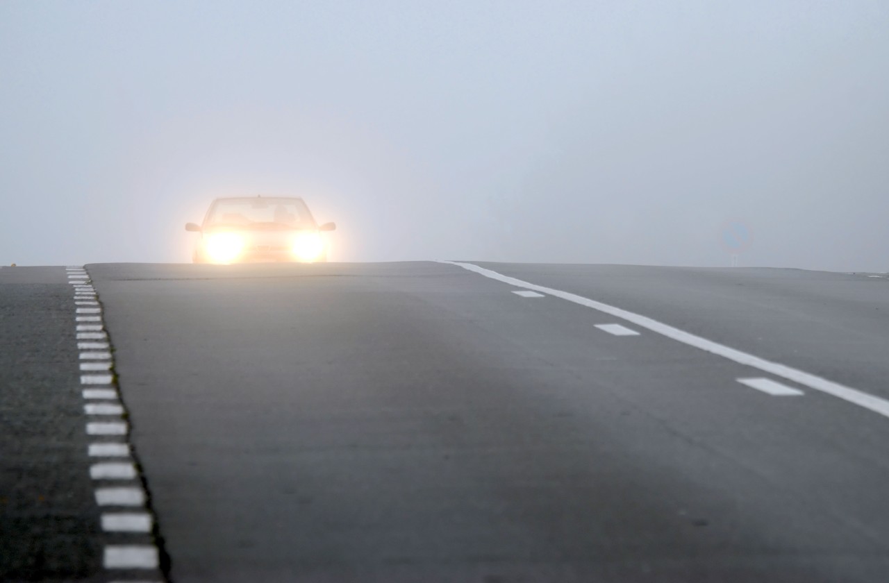 Ein Essener raste im dichten Nebel auf einer NRW-Autobahn in einen Fußgänger. (Symbolbild)