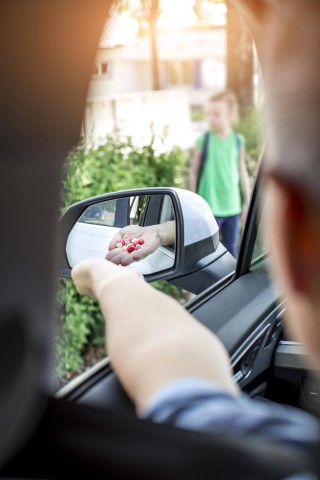 In Essen sollen Eltern achtsam sein. Ein Unbekannter versucht Kinder in sein Auto zu locken! (Symbolbild)