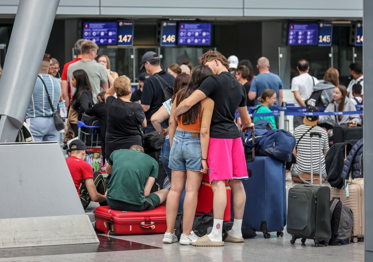 Auch am Flughafen Düsseldorf streikt die Lufthansa – ein rotes Tuch für die Passagiere.
