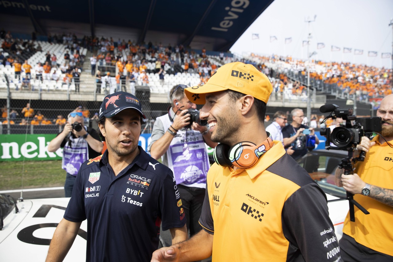 Formel 1: Daniel Ricciardo sprach hier mit Sergio Perez über seine Zukunft.