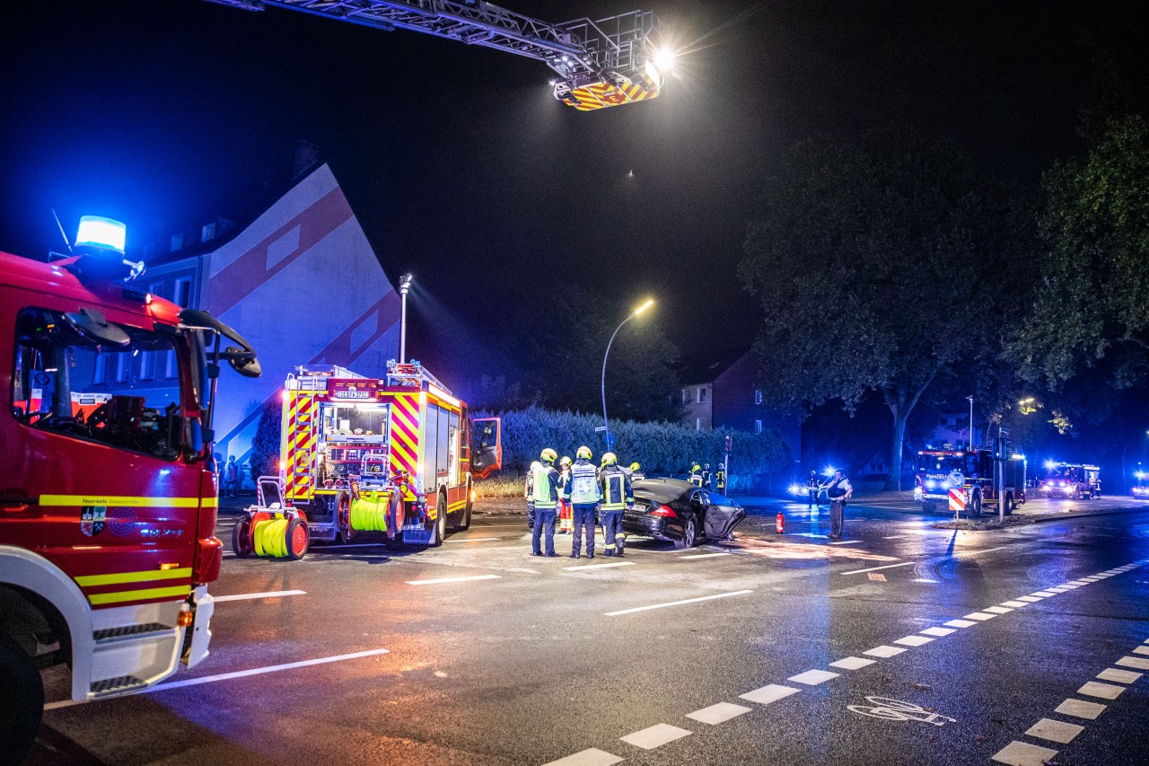 Die Feuerwehr Gelsenkirchen war bei einem schweren Unfall in der Nacht im Einsatz.
