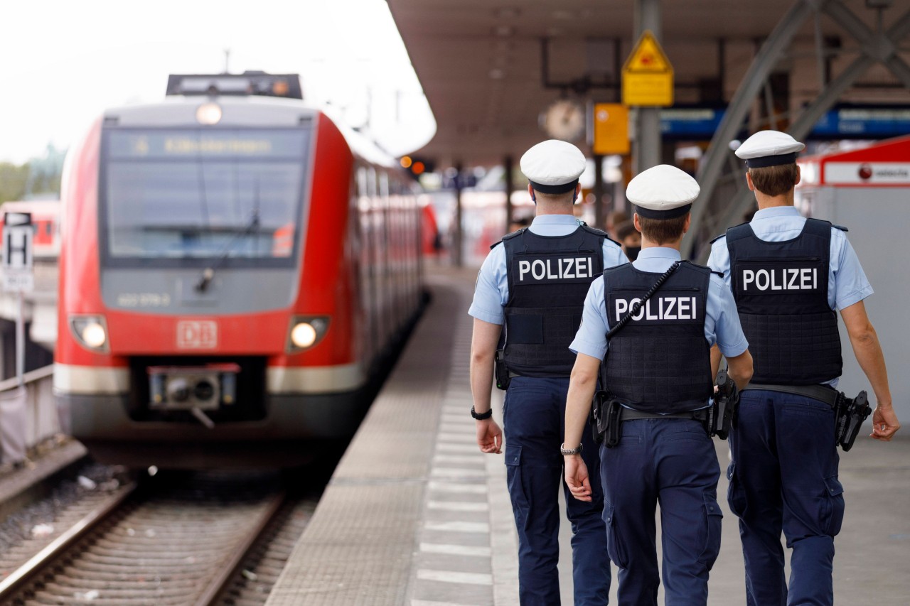 Am Hauptbahnhof Gelsenkirchen musste die Polizei Reisende vor einem pöbelnden Trio schützen. (Symbolbild)