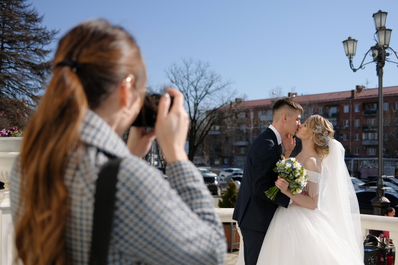 Nach der Hochzeit besah sich die Braut ihre Fotos und war beim Anblick ihrer Schwägerin neben sich entsetzt. (Symbolbild) Nach der Hochzeit besah sich die Braut ihre Fotos und war beim Anblick ihrer Schwägerin neben sich entsetzt. (Symbolbild)
