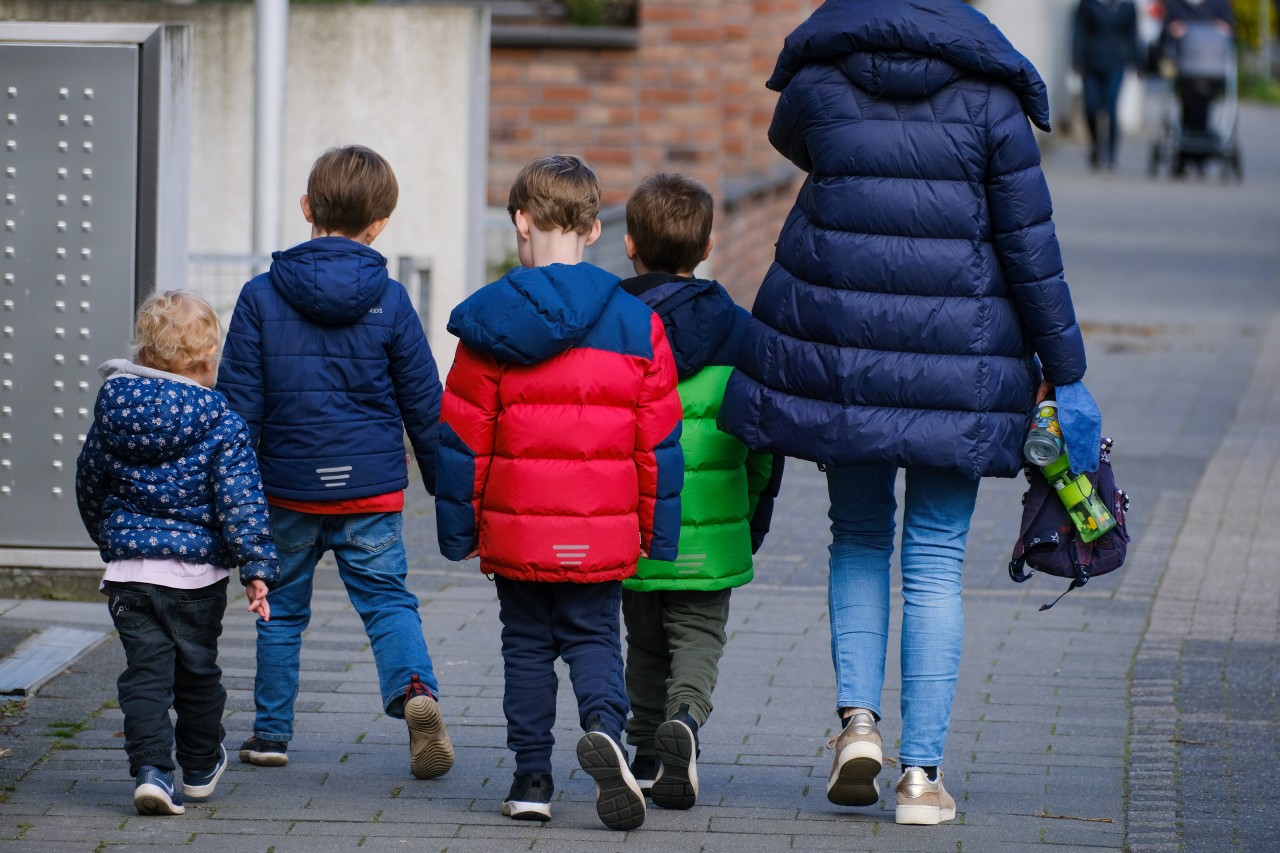 In dem Entlastungspaket ist eine Kindergelderhöhung für das erste und zweite Kind zu finden. Doch was ist mit Kind drei und vier?