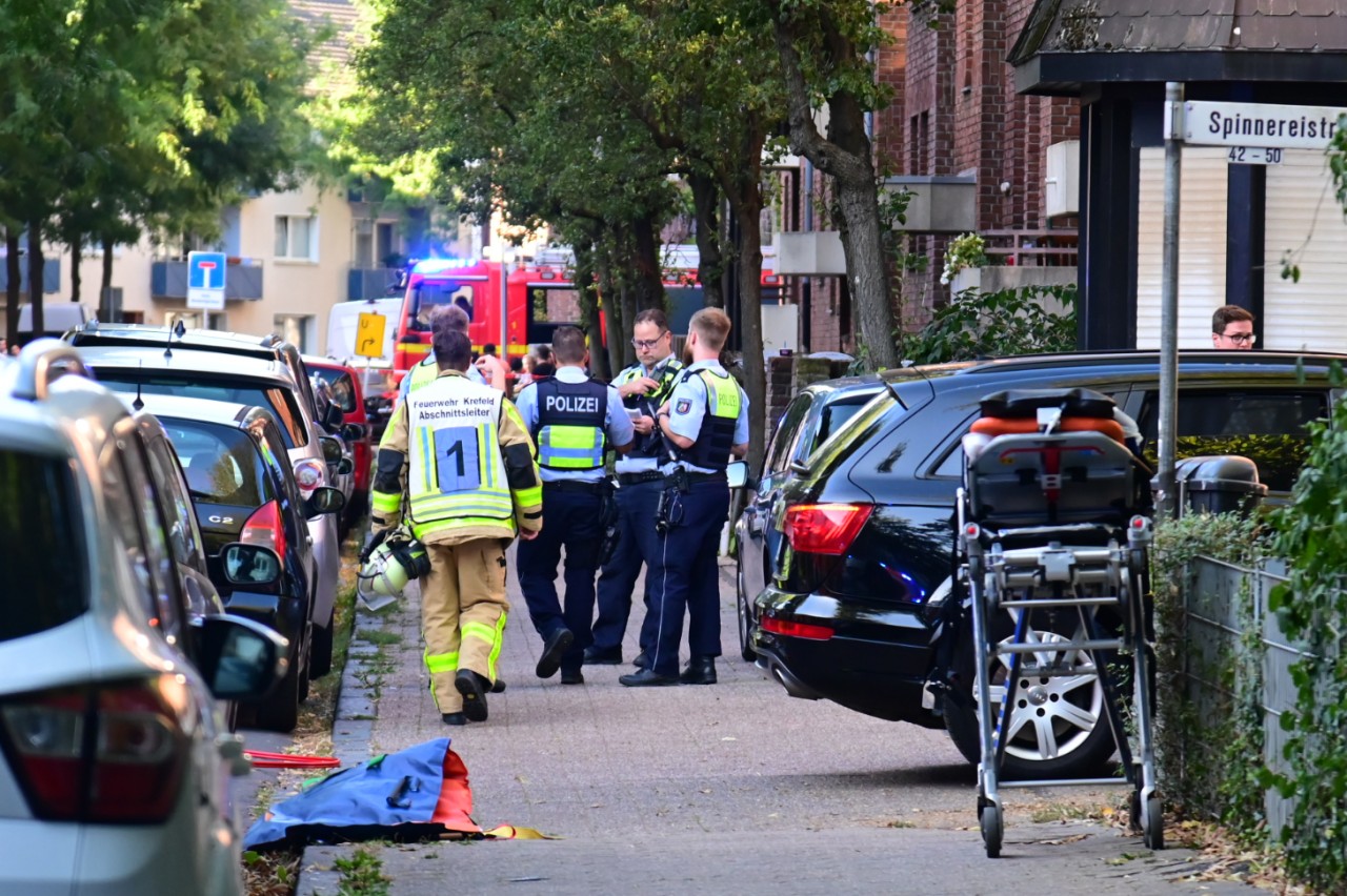 In Krefeld (NRW) ist ein kleines Kind von einem SUV überfahren worden.