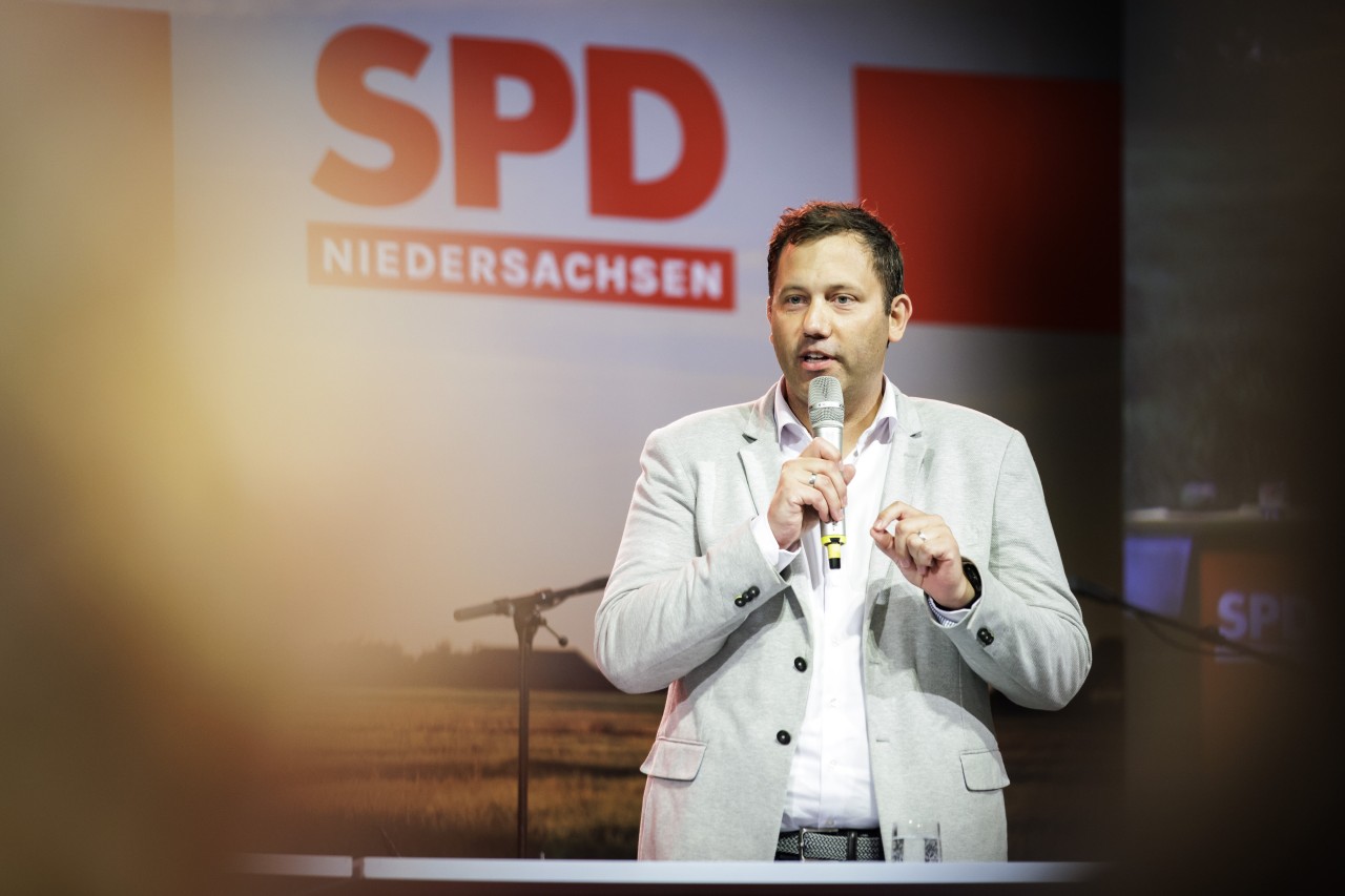 SPD-Vorsitzender Lars Klingbeil fordert vor Meseberg-Konferenz Entlastungen für Menschen mit geringen Einkommen. Dabei könne nicht alles gesellschaftlichen Gruppen geholfen werden.