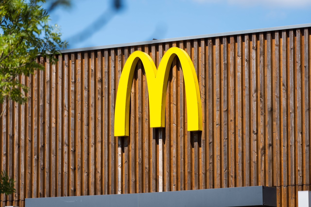 Mit dieser Werbung auf Facebook hat McDonald's direkt den Rückwärtsgang getroffen. (Symbolbild)