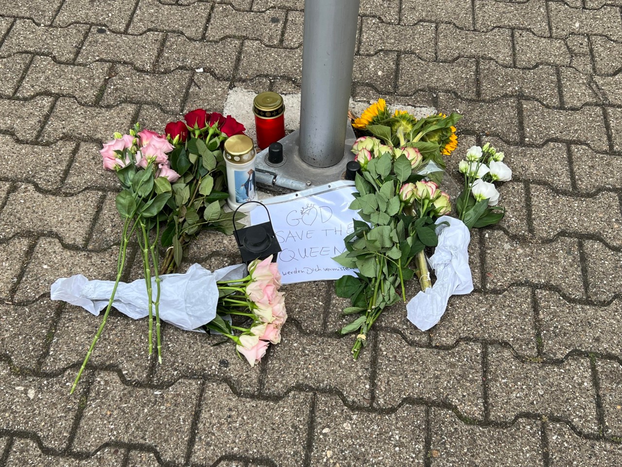 Vor dem britischen Konsulat in Düsseldorf wurden Blumen niedergelegt.