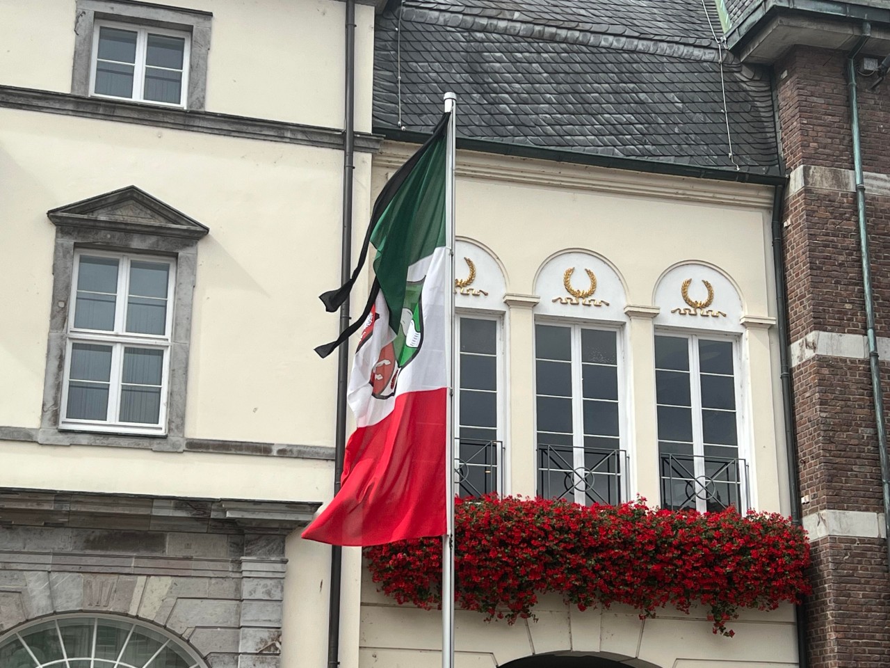 Die NRW-Flagge vor dem Rathaus in Düsseldorf.