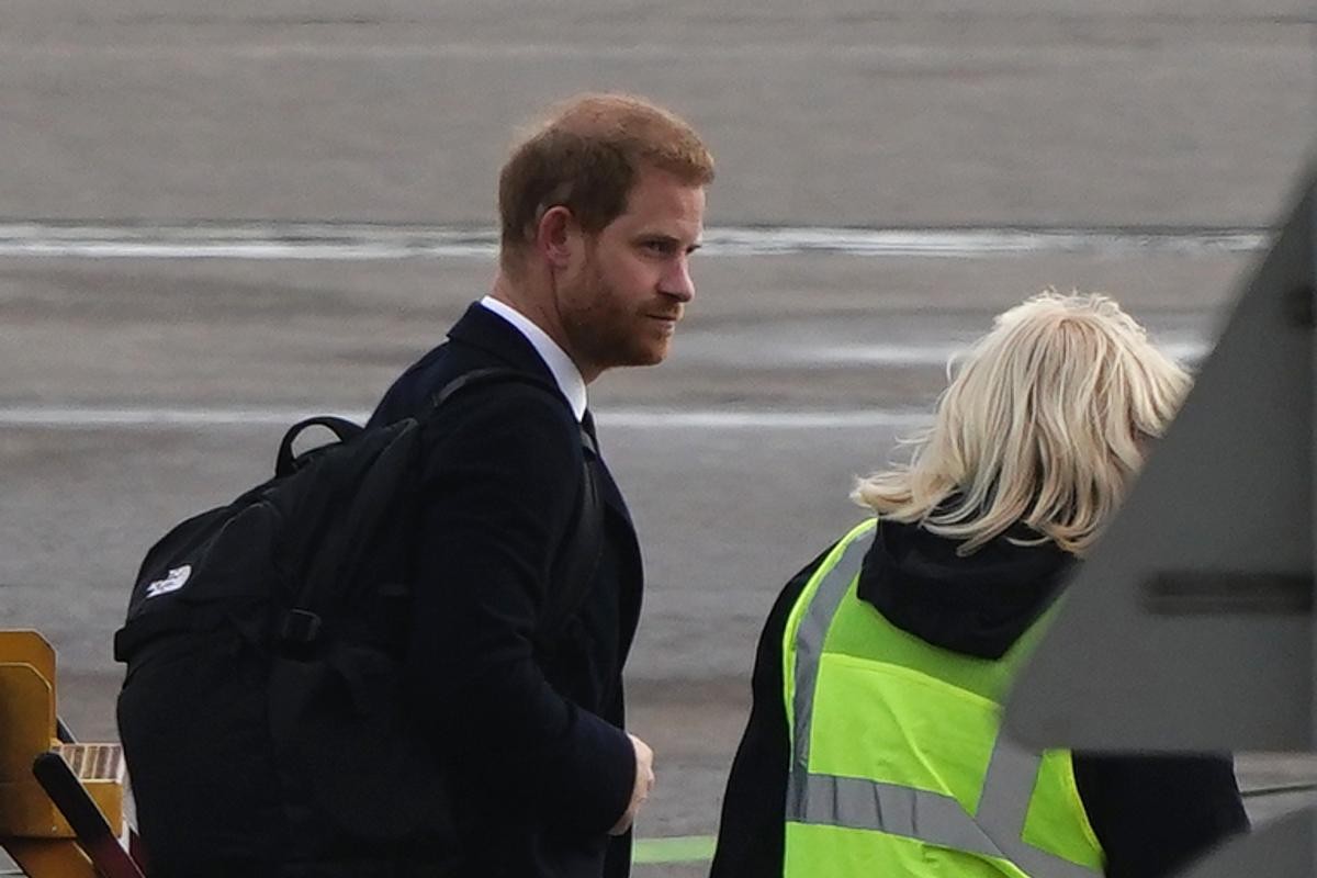 Prinz Harry auf dem Weg in den Flieger von Schottland nach London.