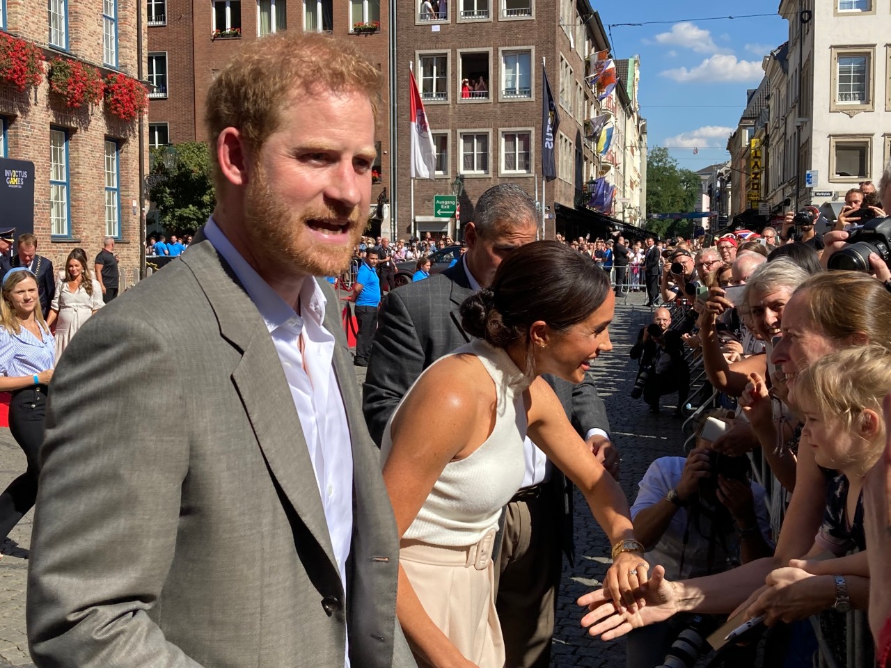 Prinz Harry und Meghan Markle werden in Düsseldorf von einer Menschenmenge begrüßt.