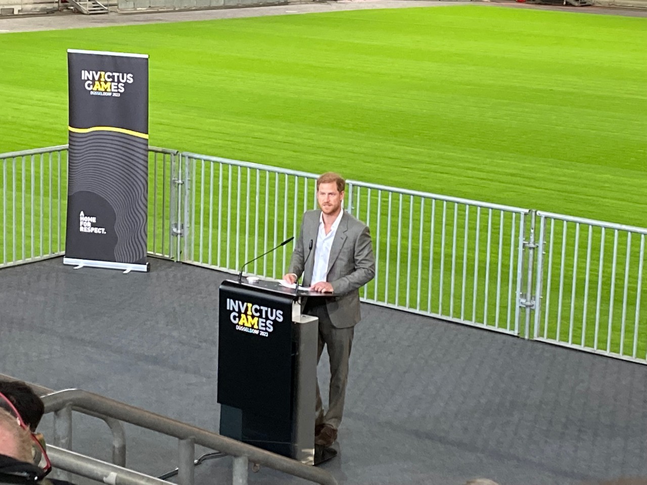 Prinz Harry spricht in der Düsseldorfer Merkur Spiel-Arena.