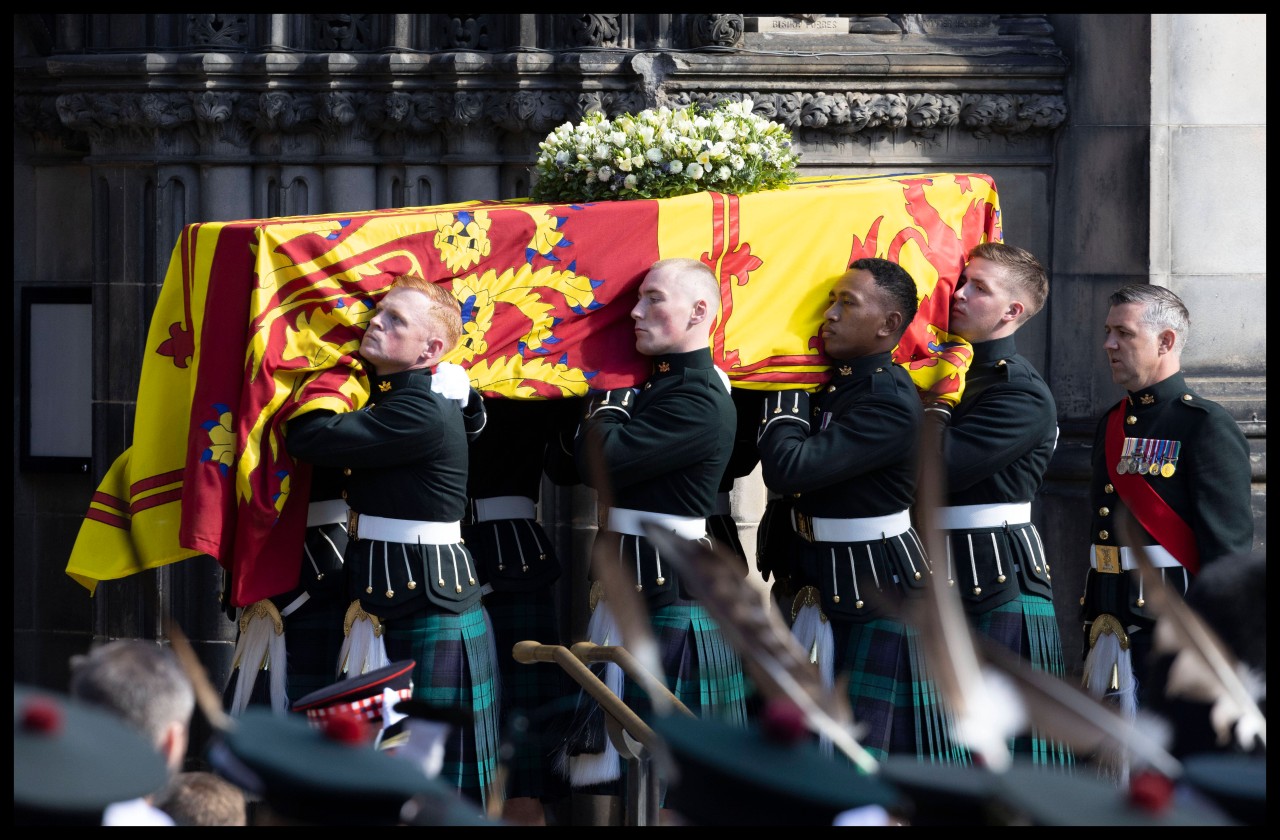 Der Sarg der Königin ist in Edinburgh angekommen.