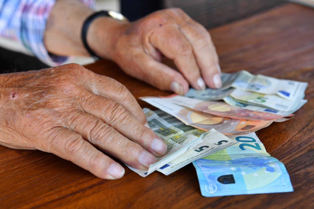 Im September gibt es kein Energiegeld von 300 Euro für die Menschen in Rente. Das sorgte für Unmut. Nun aber winkt eine Entlastung durch die Bundesregierung (Symbolbild). 