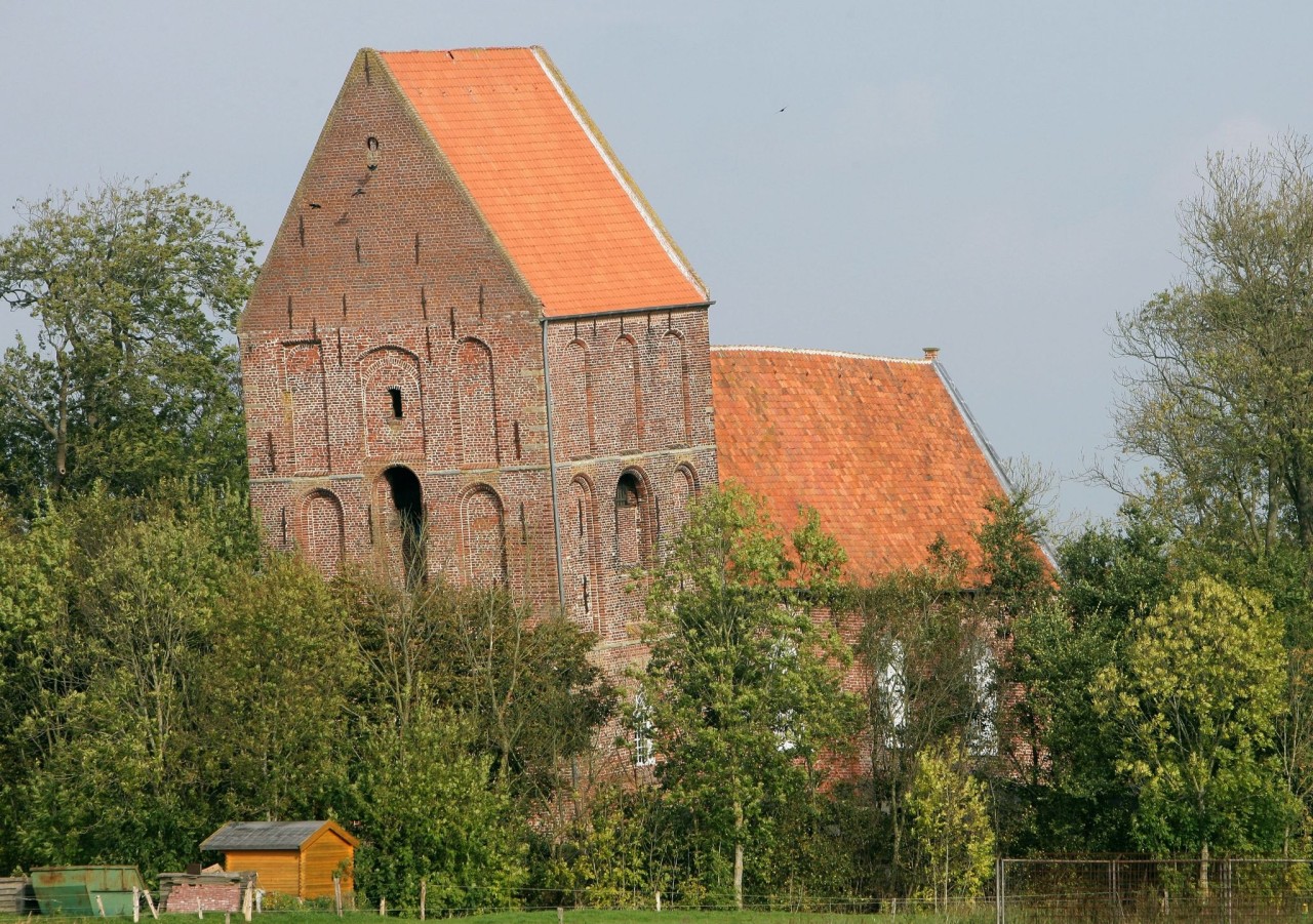Im ostfriesischen Suurhusen steht eine Kirche mit einem schiefen Turm.