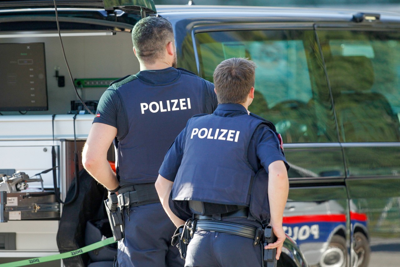 Urlaub in Österreich: Erst wurde der Vater bewusstlos geschlagen und dann trieb auch noch der Sohn wenig später tot im Fluss. (Symbolbild) Urlaub in Österreich: Erst wurde der Vater bewusstlos geschlagen und dann trieb auch noch der Sohn wenig später tot im Fluss. (Symbolbild)