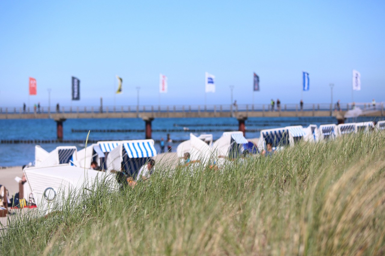 Ein Urlaub an der Ostsee könnte total entspannt sein. Wären da nicht so viele Touristen, findet eine Reisende. (Symbolbild)