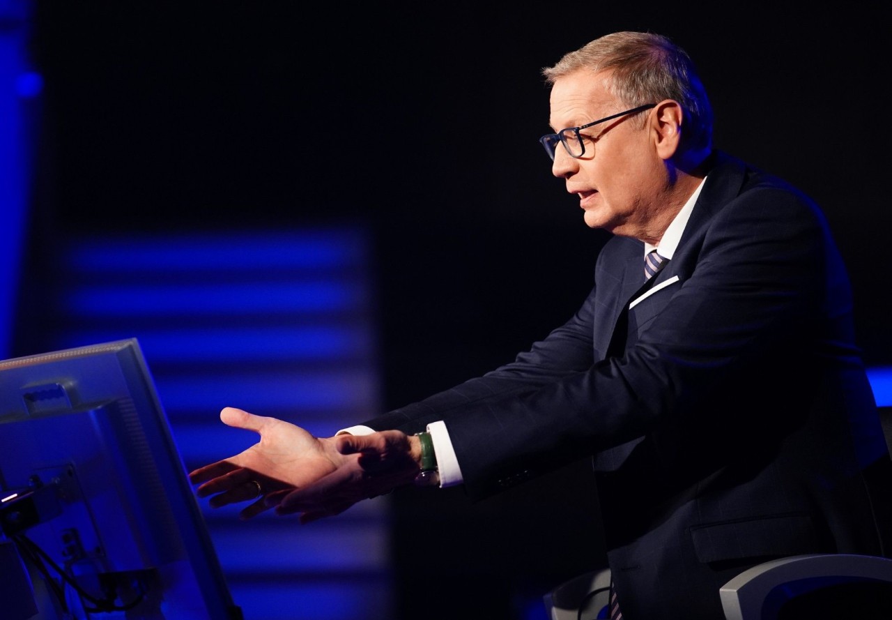 Günther Jauch bekommt eine Meldung auf seinen Monitor. Die Kandidatin soll geflucht haben. (Archivbild) 