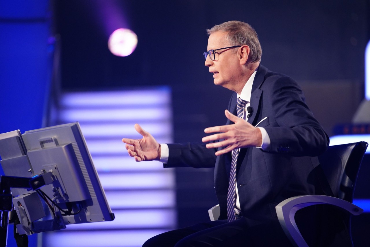 „Wer wird Millionär?“-Moderator Günther Jauch ist ganz aus dem Häuschen, als seine Kandidatin auspackt.