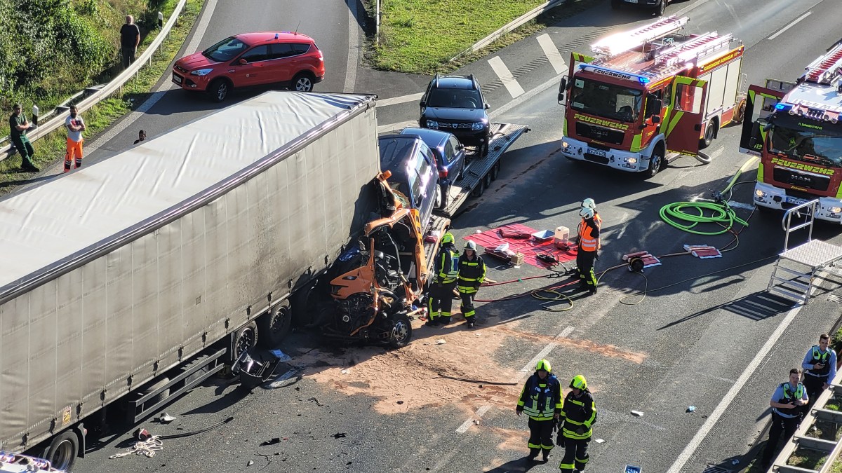 Ein Kleintransporter hat sich nach einem Unfall auf der A1 im Ruhrgebiet unter einem LKW verkeilt.